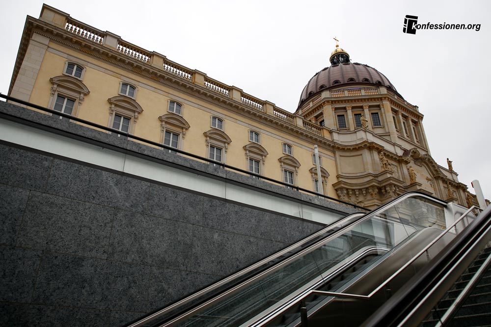 Berliner Schloss: das Kreuz mit der Kuppel-Inschrift
