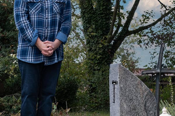 Besuch eines Grabes am Totensonnatg