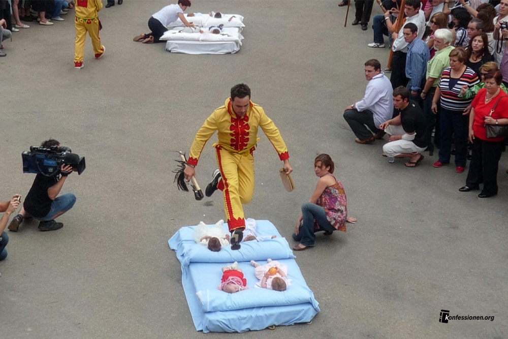 Lachhafte katholische Bräuche: Wenn Weihrauch das Hirn vernebelt