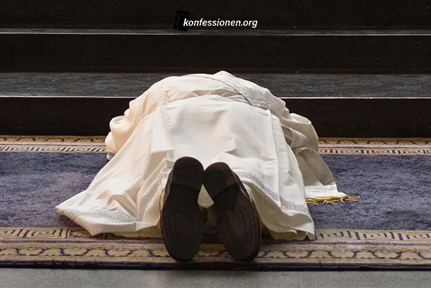 Zölibat: Bild eines Priesters bei der Priesterweihe